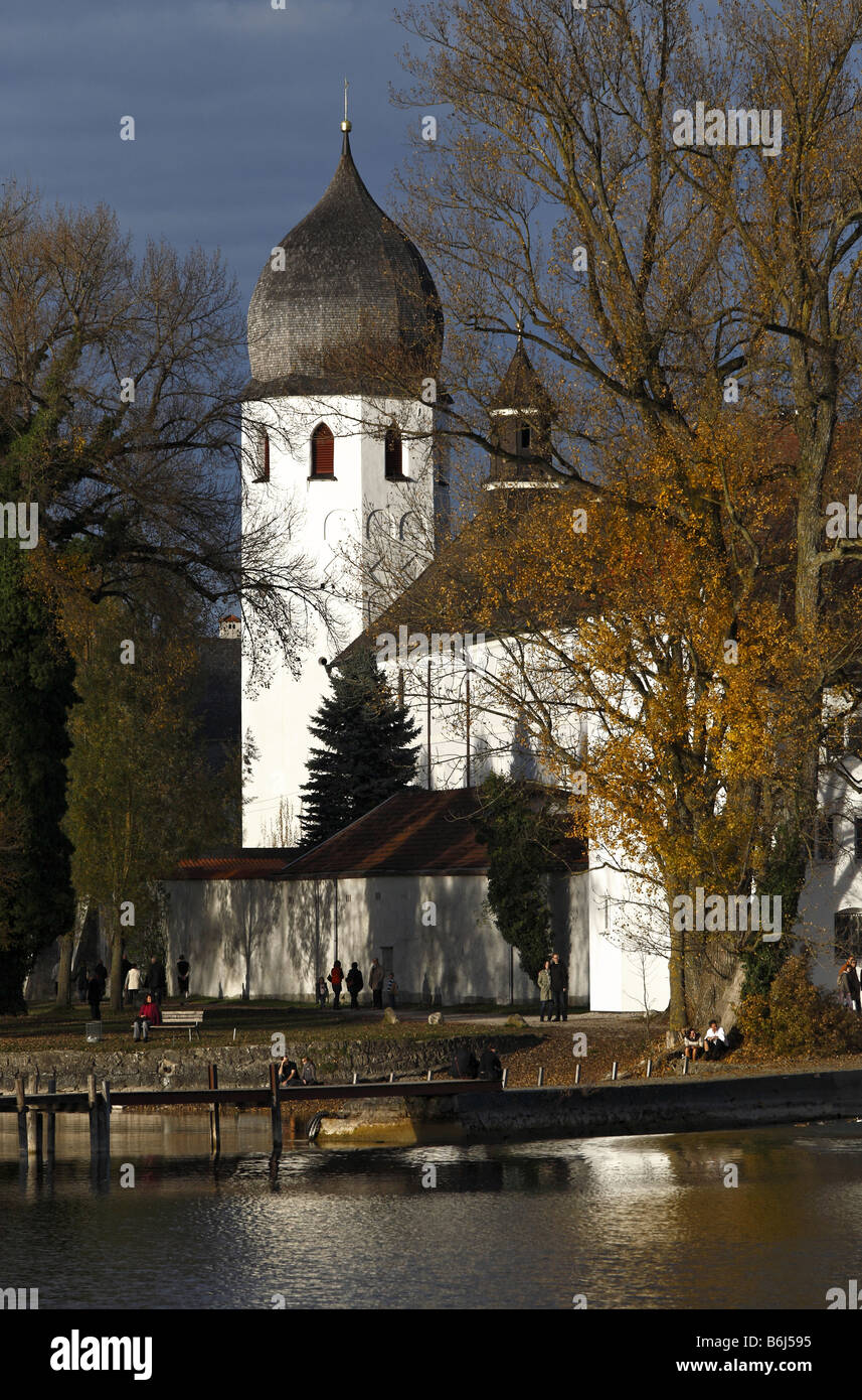Chiesa torre con orologio, il campanile, il monastero benedettino di Frauenwoerth, isola di Fraueninsel, Lago di Frauenchiemsee o Chiemsee Foto Stock