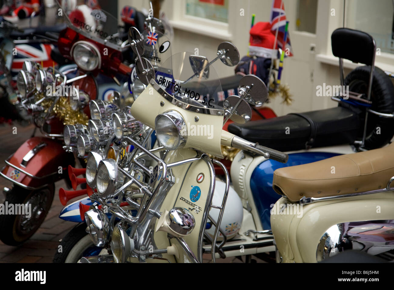 Gli scooter Lambretta's Mods parcheggiati all'esterno del negozio lambretta in carnaby Street, Londra W1 Foto Stock