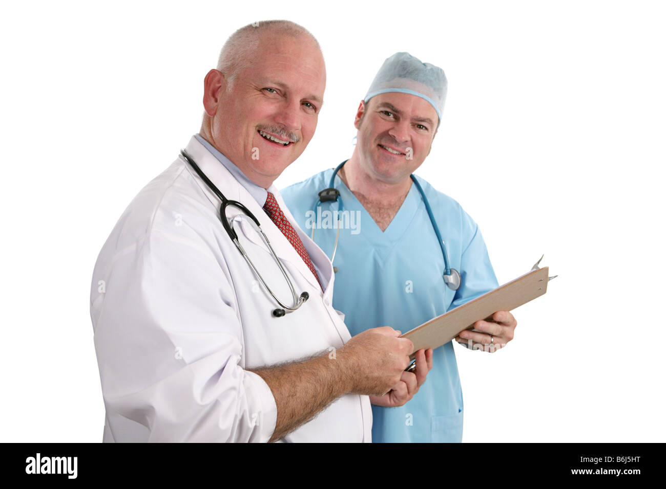 Una vista orizzontale di due bello sorridente medici tenendo un paziente diagramma s isolato focus su doctor in primo piano Foto Stock