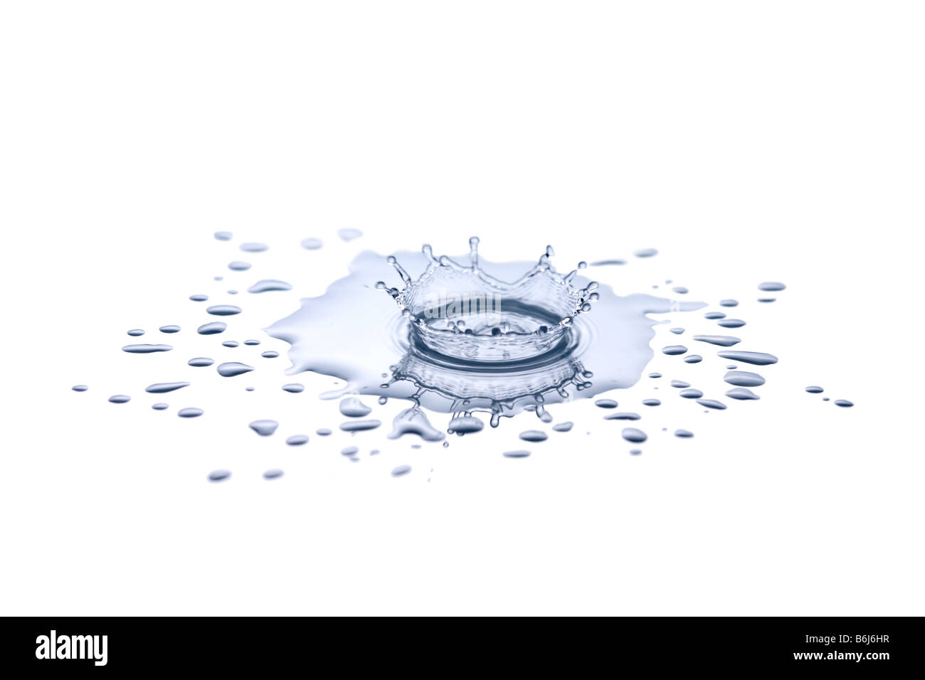 Unico di gocciolamento di spruzzi di acqua nella piccola pozza d'acqua Foto Stock