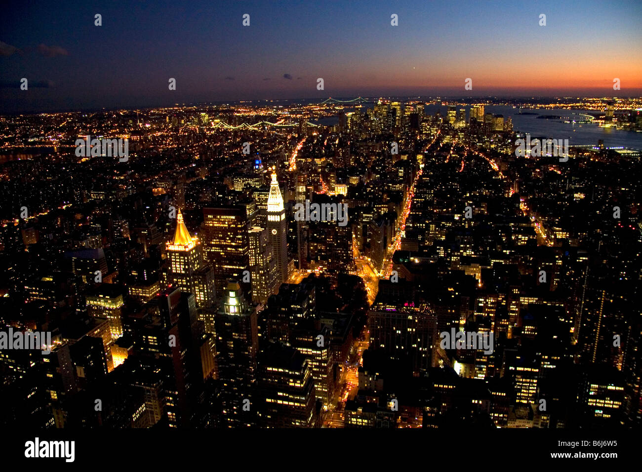 Vista notturna della città di New York New York STATI UNITI D'AMERICA Foto Stock