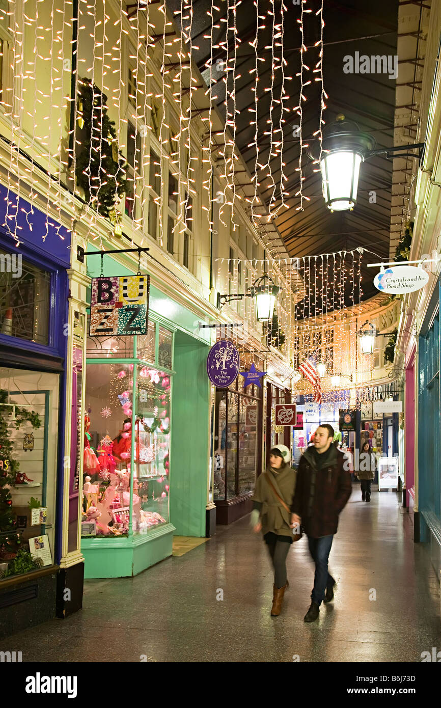 Gli amanti dello shopping a piedi attraverso Victorian shopping arcade a Natale Cardiff Wales UK Foto Stock