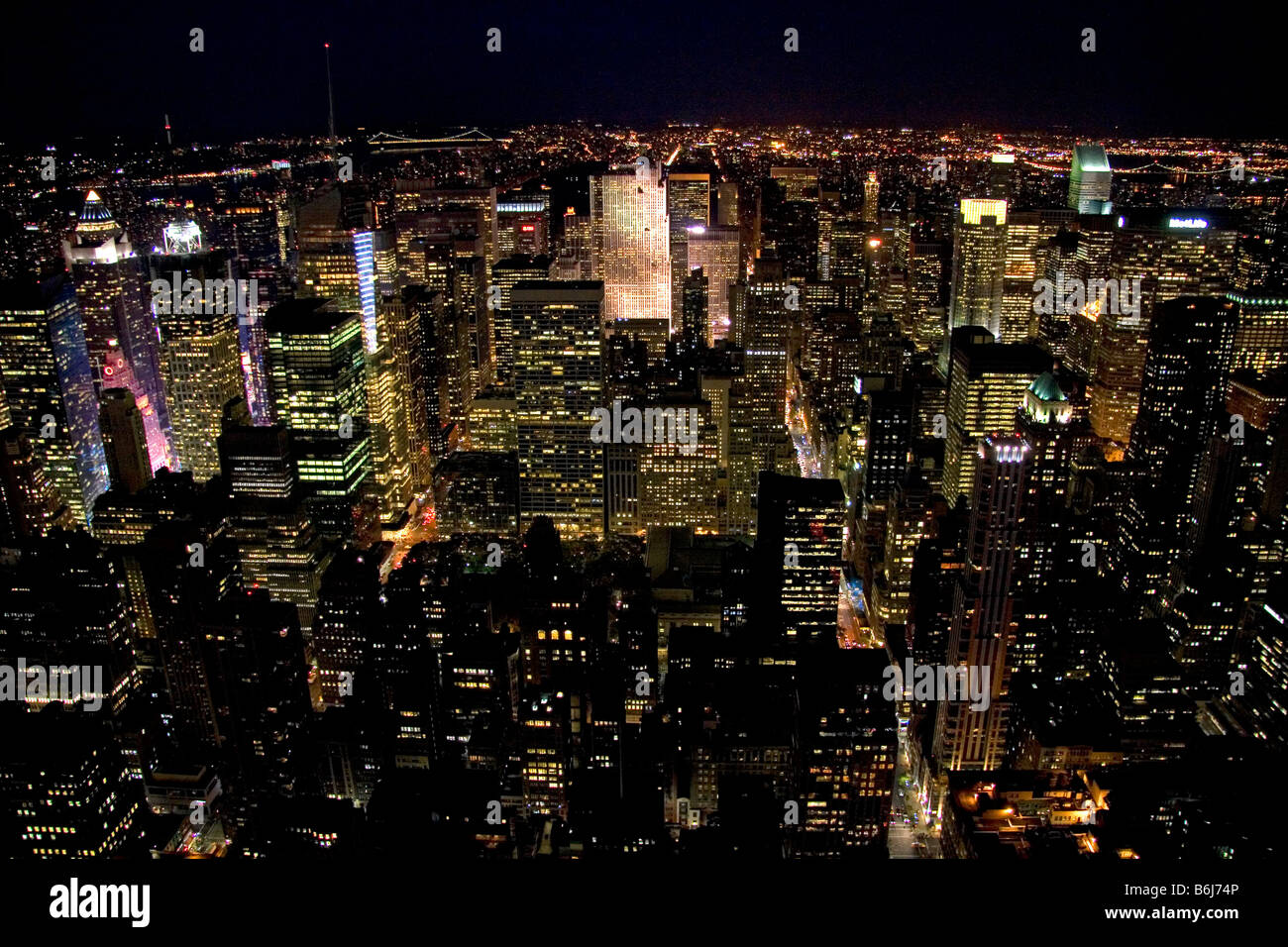 Vista notturna di New York City New York STATI UNITI D'AMERICA Foto Stock