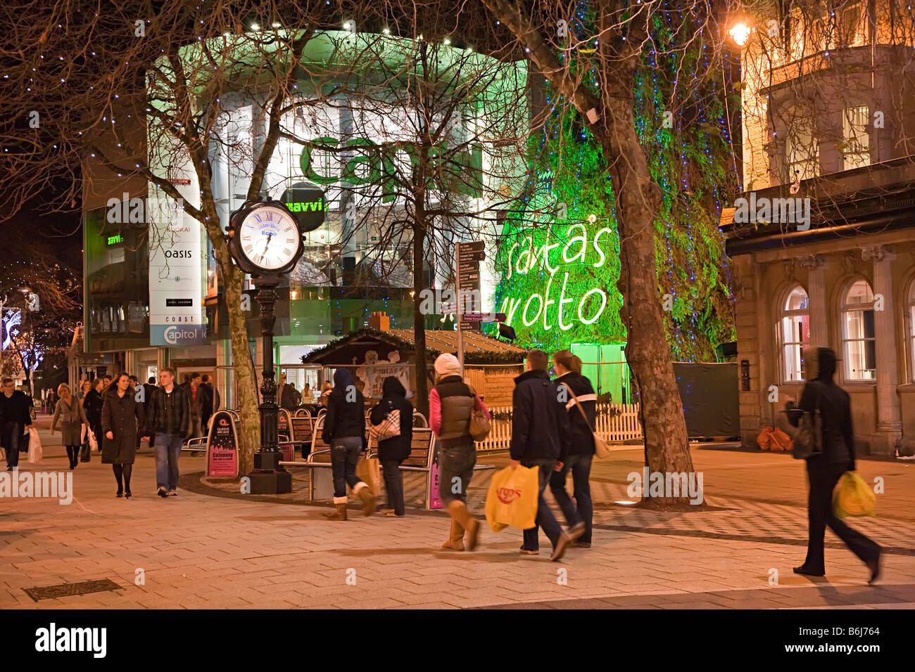 Negozi del Centro e per lo shopping con Babbo Natale grotta a Natale Cardiff Wales UK Foto Stock