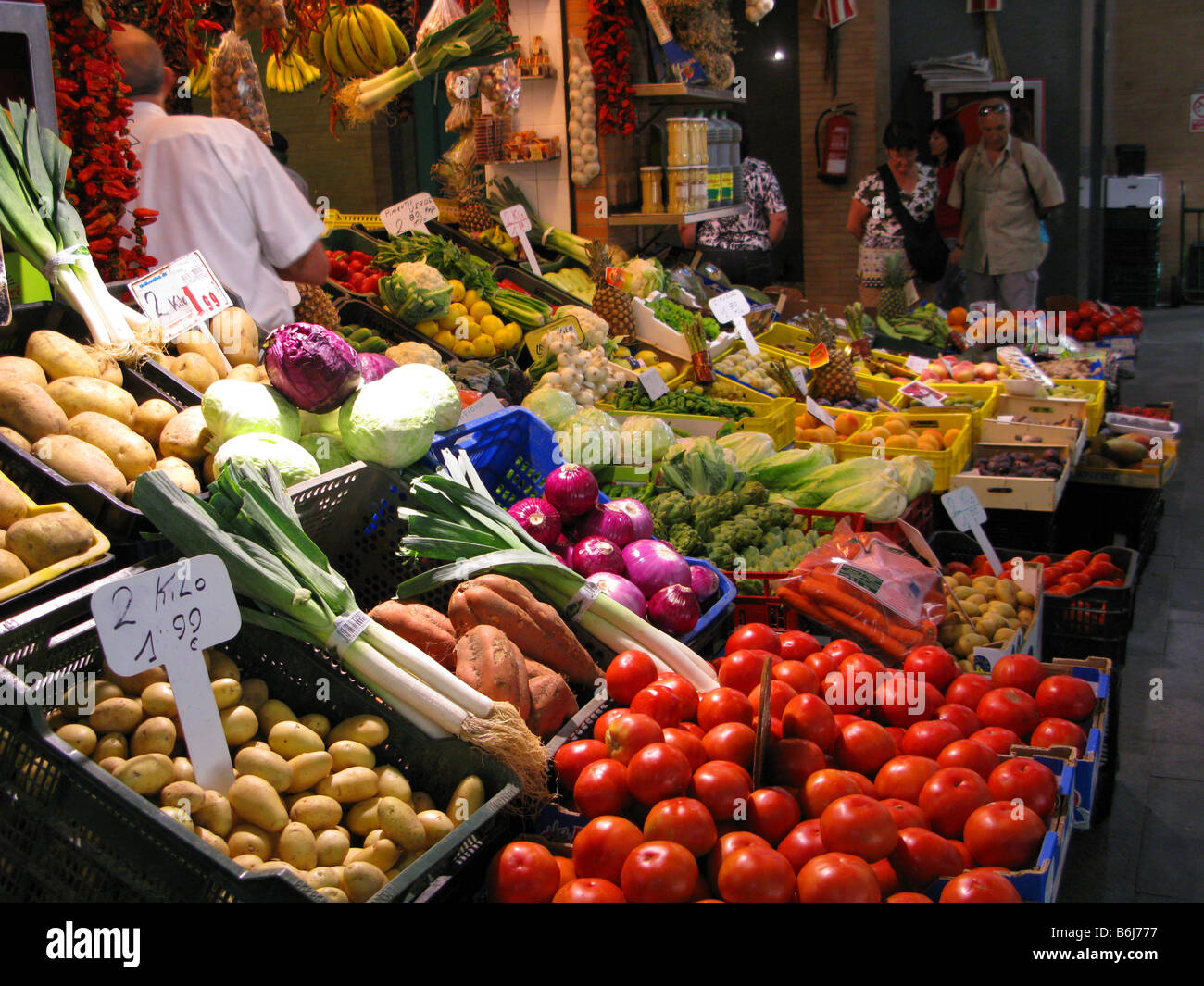 Mercato ortofrutticolo, variopinto, fresco, negozio, mercato interno europeo, mostra stalla, bello, porri, pomodori, patate, esotico. Foto Stock