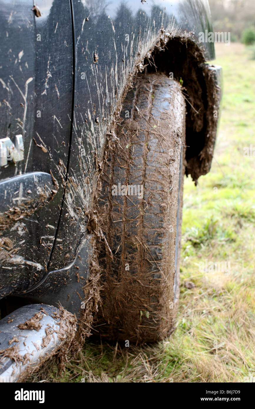 Chiusura del carrello pneumatico con schizzi di fango Foto Stock