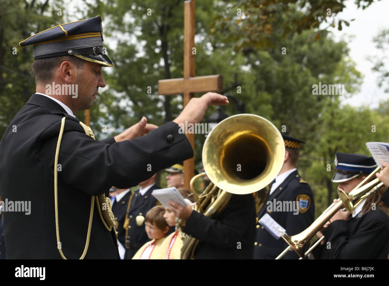 Il conduttore esegue una banda di ottoni durante una cerimonia religiosa di Kalwaria Zebrzydowska, Polonia Foto Stock