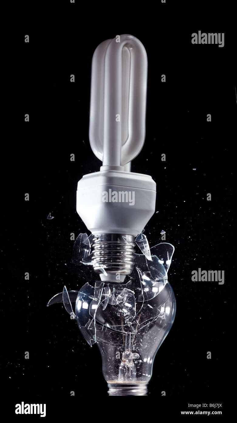 Luce a risparmio energetico la frantumazione della lampadina convenzionale lampadina della luce Foto Stock