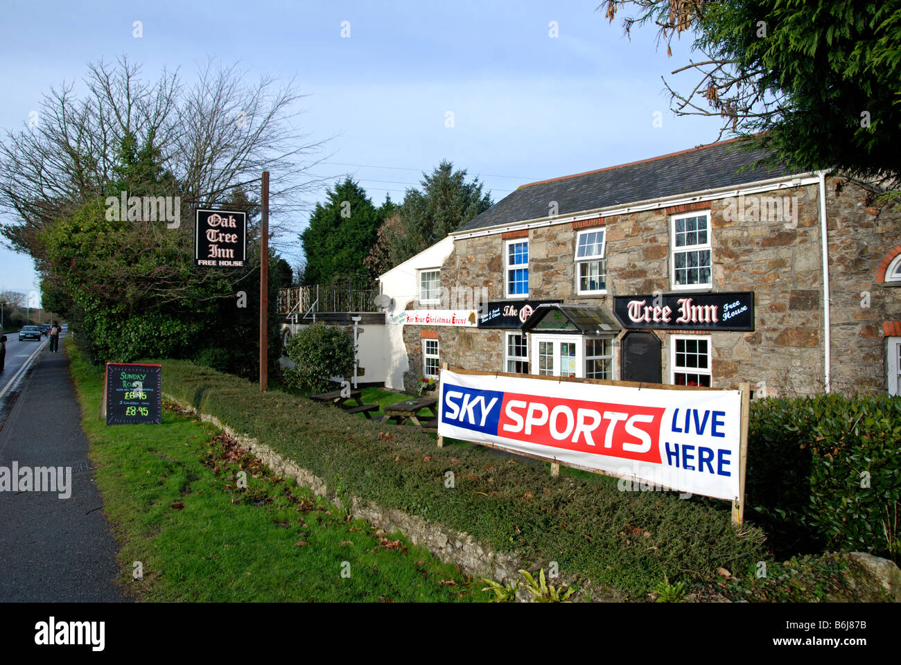 Un banner advertisng 'Sky sport' visualizzato al di fuori di un pub rurale in cornwall, Regno Unito Foto Stock