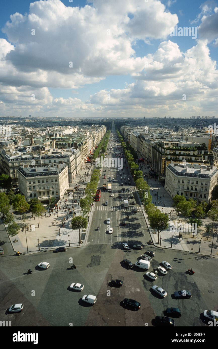 Parigi Francia vista dall'Arc de Triomphe attraverso Place Charles de Gaulle Champs Elysées Ottavo Arrondissement Foto Stock