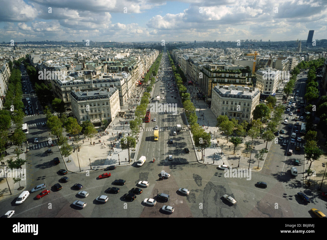 Parigi Francia vista dall'Arc de Triomphe attraverso Place Charles de Gaulle Champs Elysées Ottavo Arrondissement Foto Stock