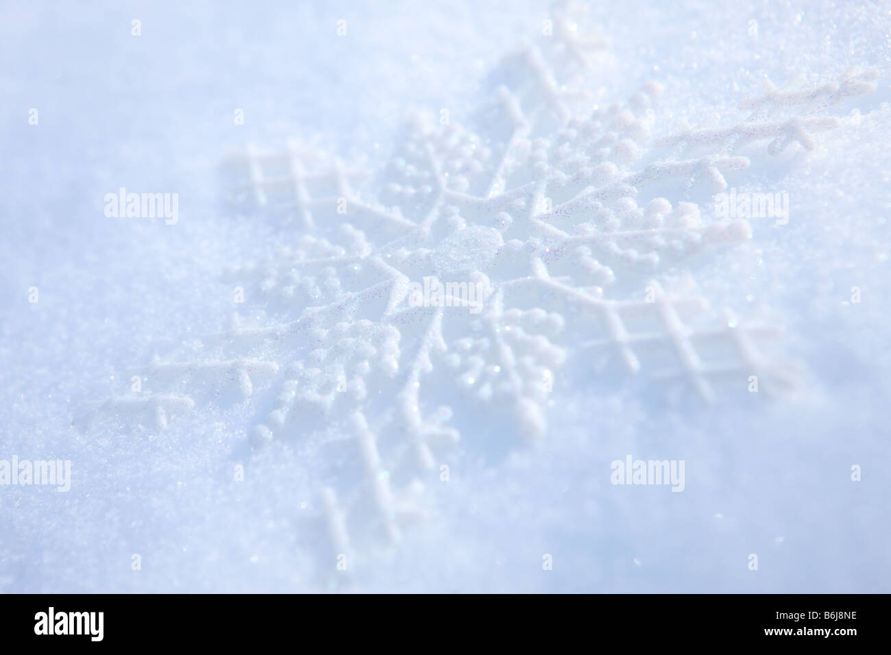 Il simbolo del fiocco di neve posa di ornamento in fresco bianco neve invernale Foto Stock