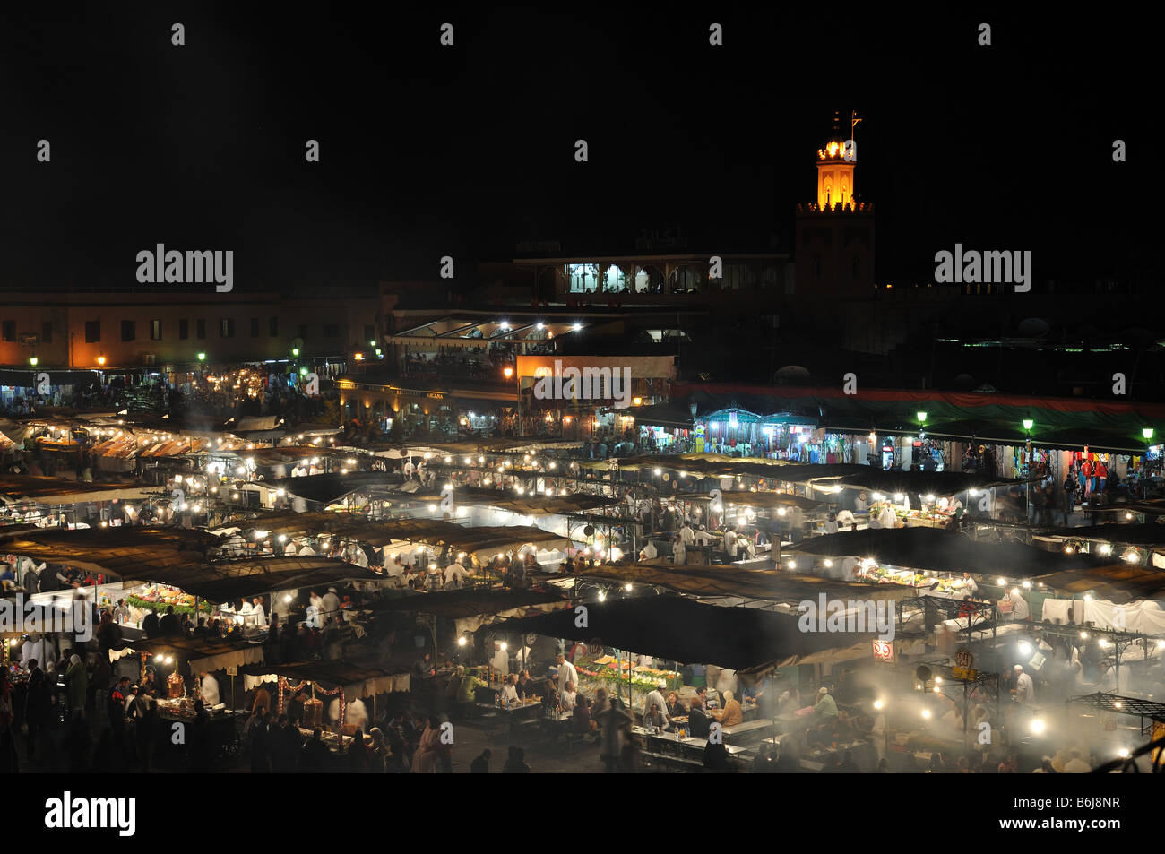 Illumina le bancarelle del mercato a Djemaa el Fna a Marrakech, Marocco Foto Stock