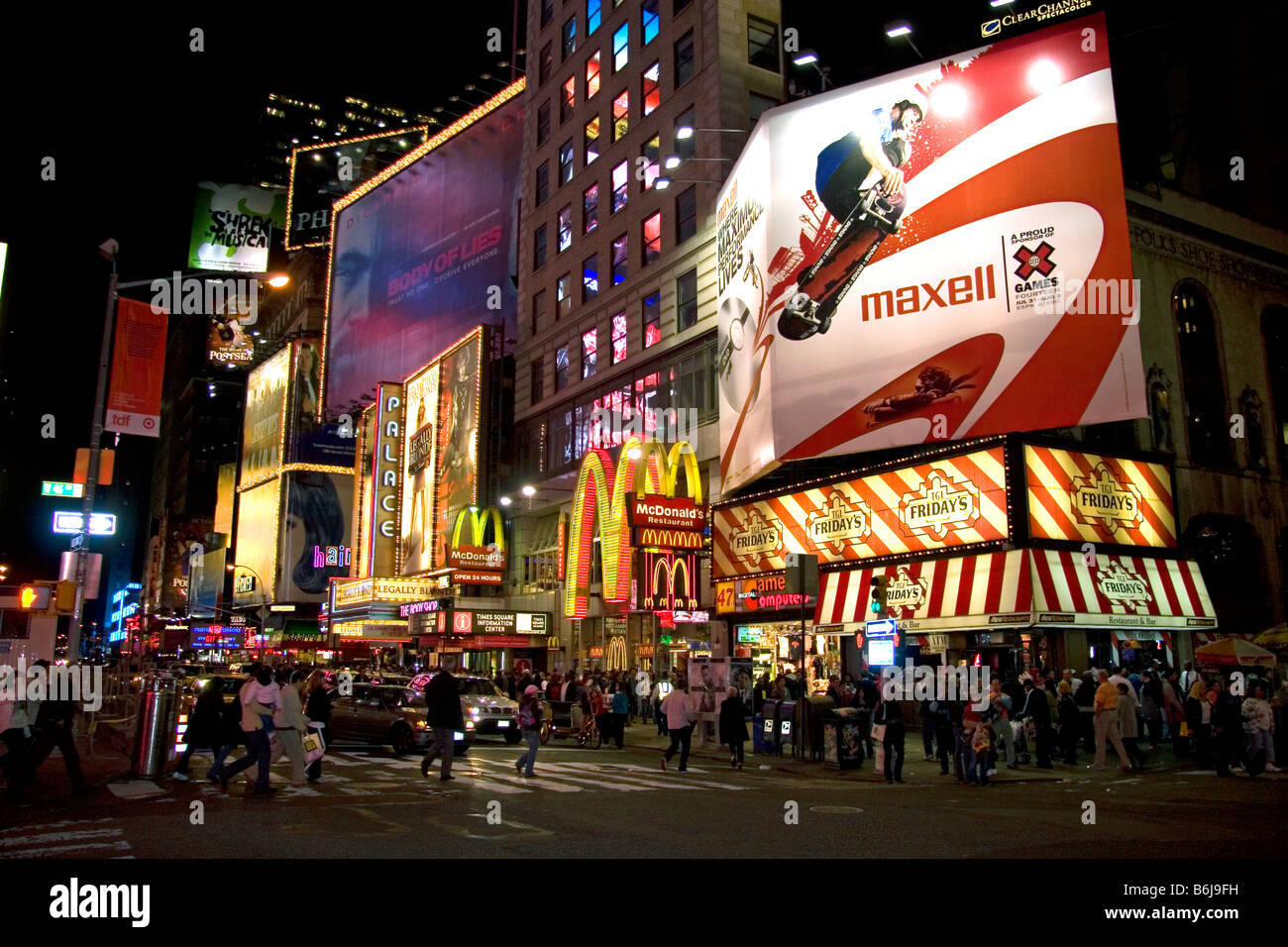 Pedoni in Times Square di notte a Manhattan New York City New York STATI UNITI D'AMERICA Foto Stock
