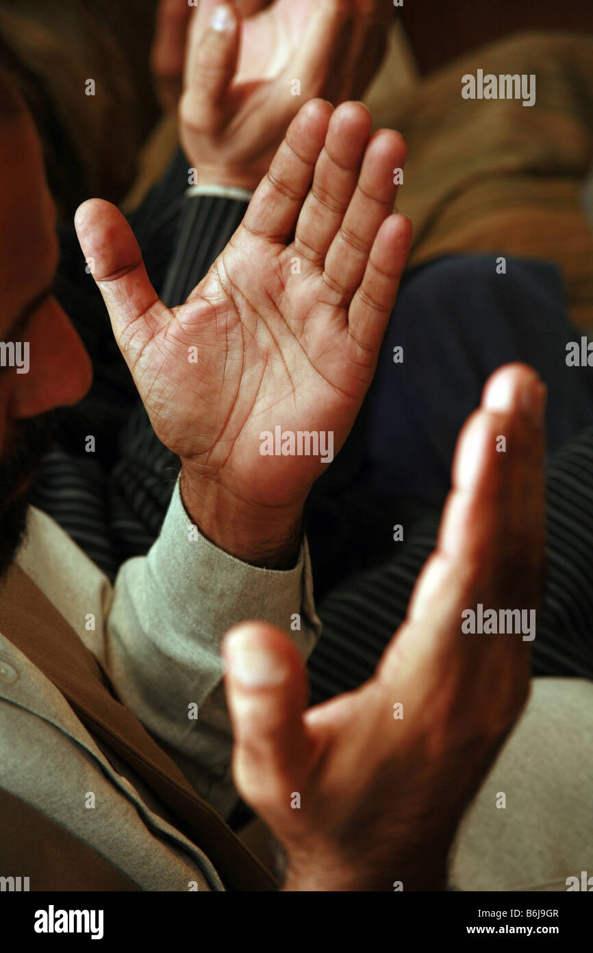 I religiosi uomini musulmani a pregare Allah in occasione di una cerimonia nuziale Foto Stock