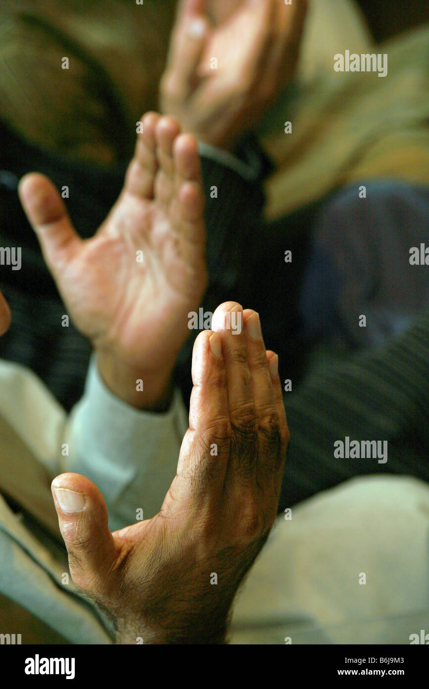 I religiosi uomini musulmani a pregare Allah Foto Stock