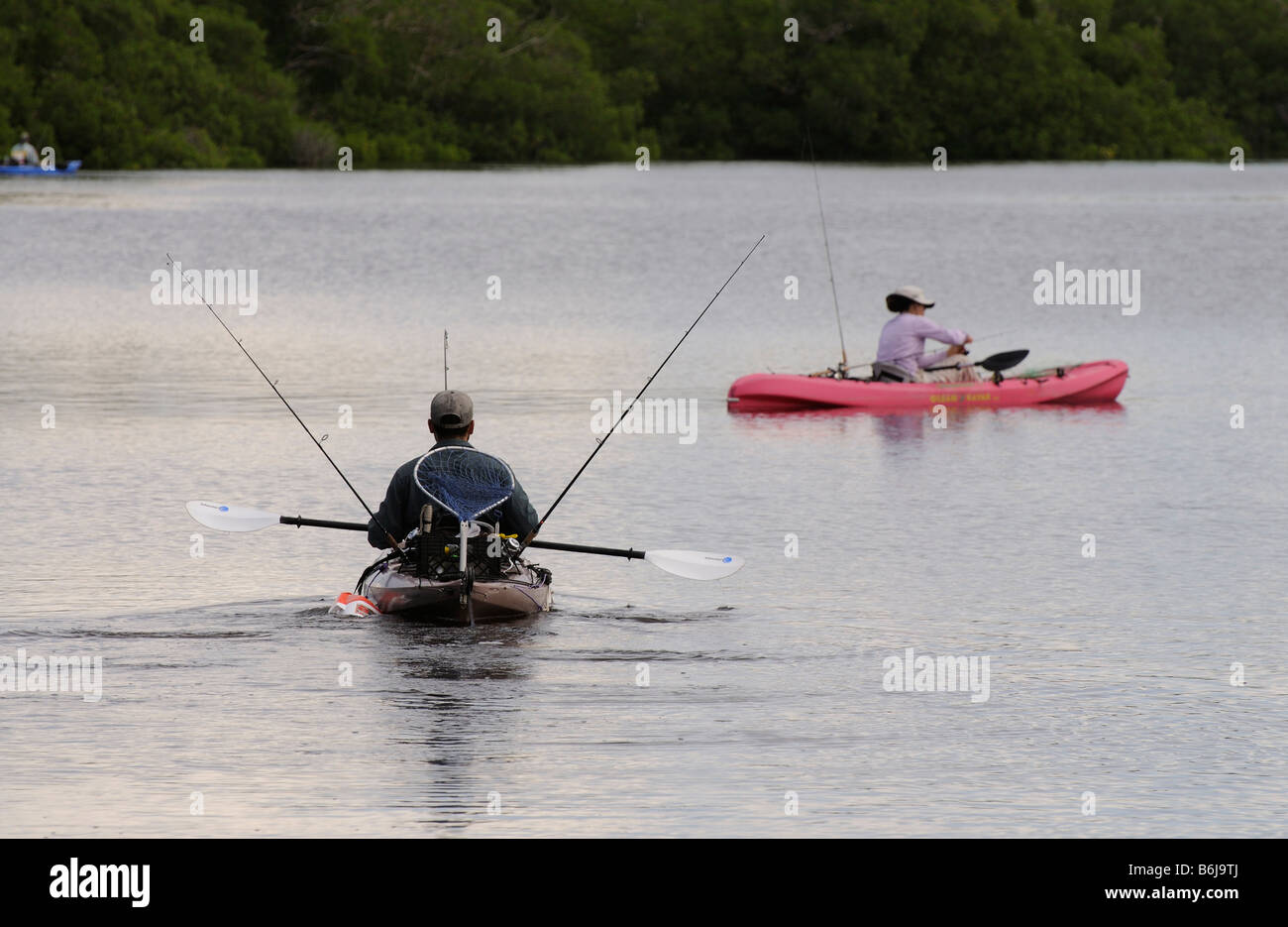 J N Ding Darling National Wildlife Refuge l uomo e la donna kayak pesca al largo dell'Isola Sanibel Florida USA Foto Stock