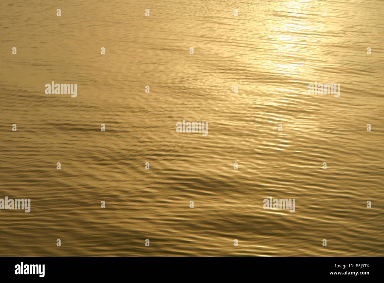 Sole mattutino riflette nella calma Inky acque del Mare del Nord vicino a Aberdeen Scotland Regno Unito Foto Stock