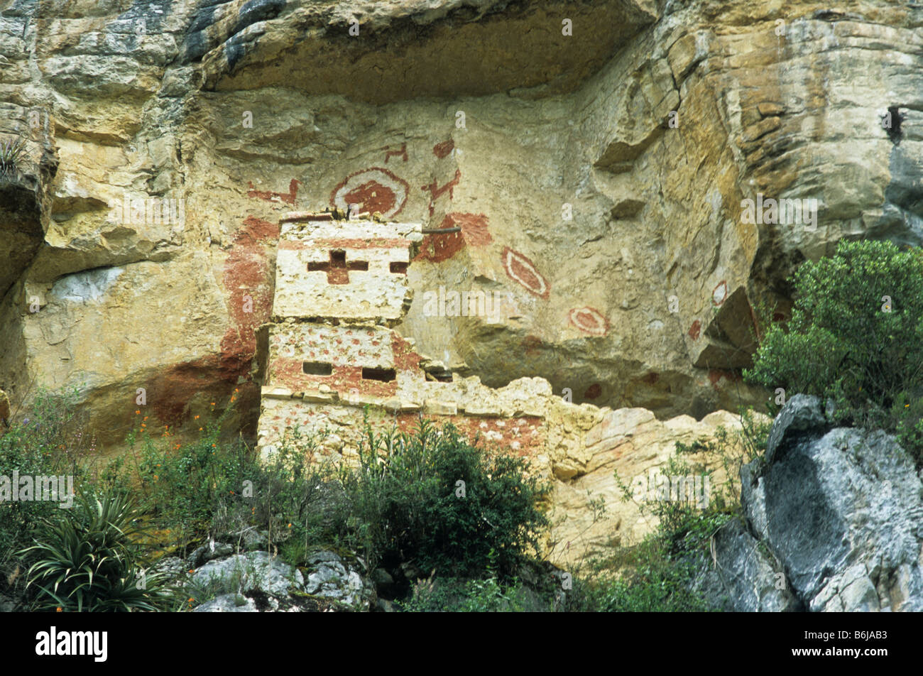 Cliff tomba sulla mensola in corrispondenza di Revash, Chachapoyas, Perù Foto Stock