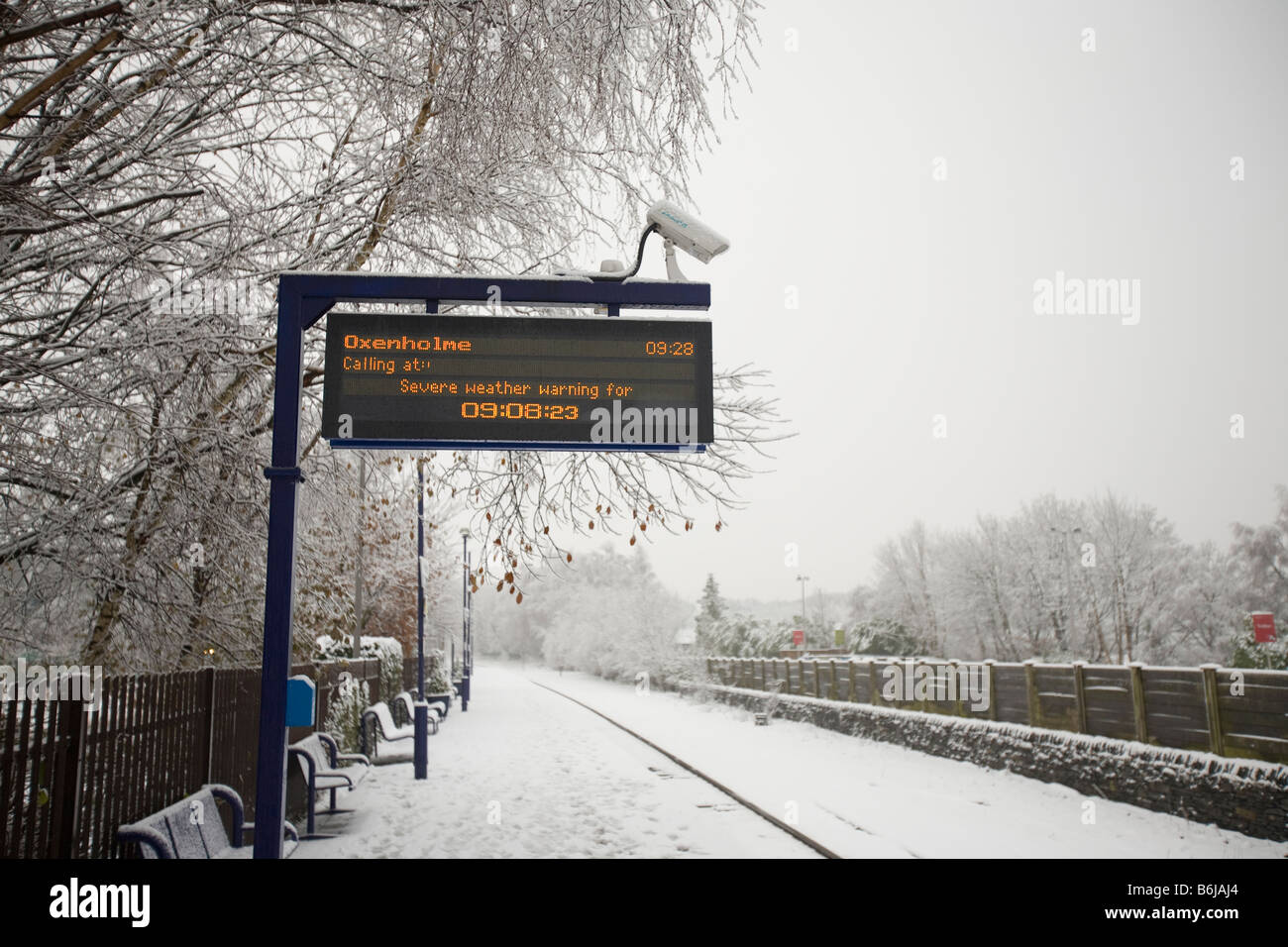 Un grave allarme meteo a Windermere Stazione ferroviaria nella neve in Cumbria Regno Unito Foto Stock