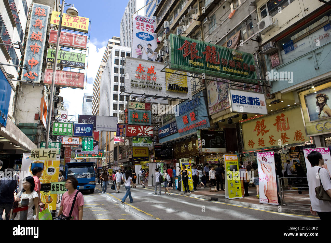 Strada trafficata in Mong Kok di Hong Kong Foto Stock