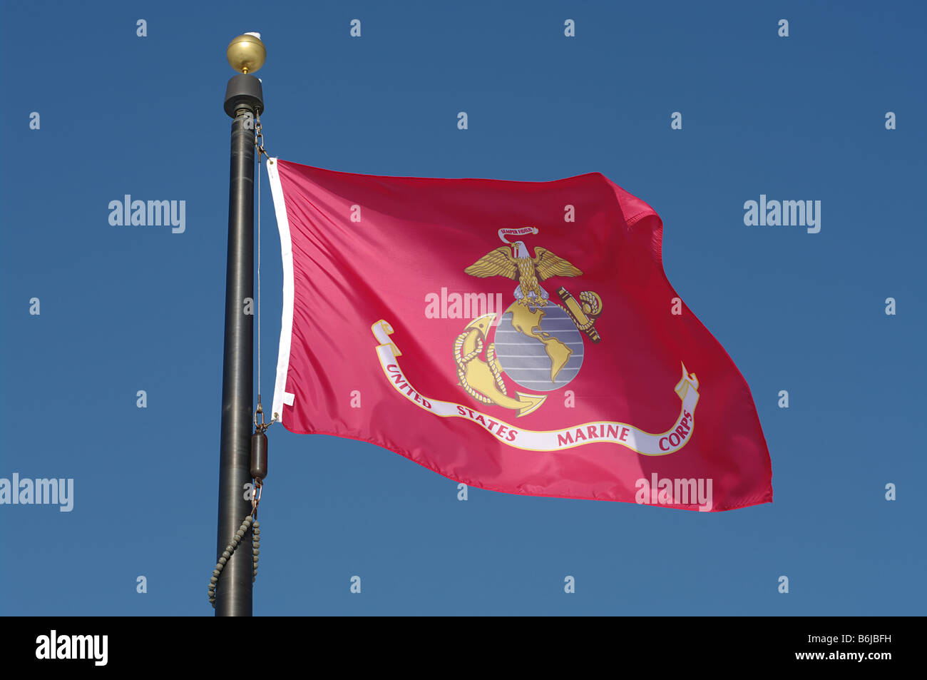 US Marine Corps bandiera contro il cielo blu Foto Stock