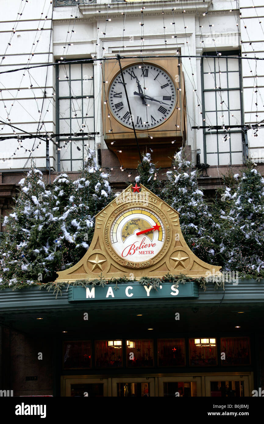 Famosa in tutto il mondo il magazzino Macy's con bambini credono Xmas metro, Herald Square, New York City Foto Stock