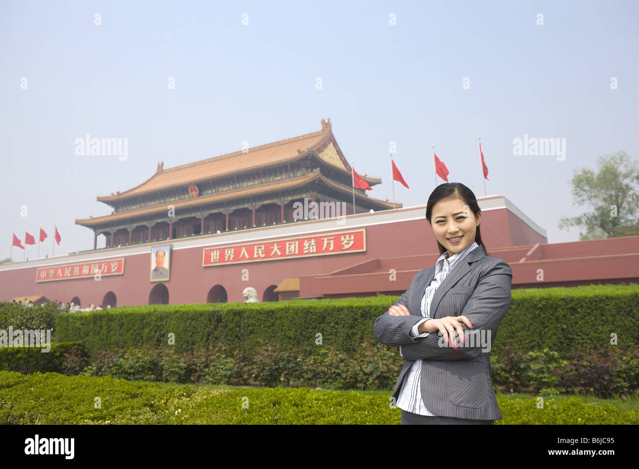 Business donna in posa prima di piazza Tiananmen Foto Stock