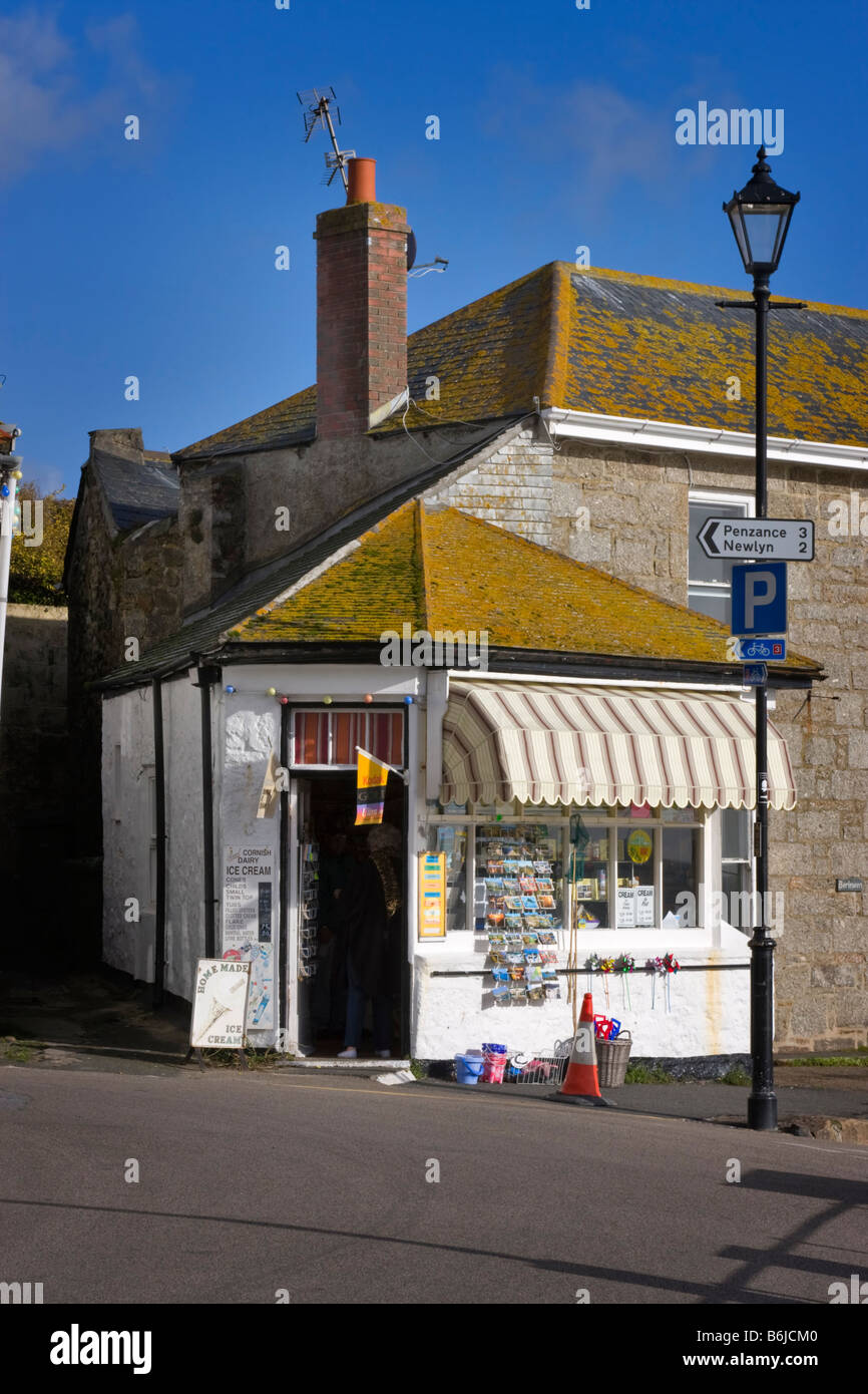 Negozio di souvenir e una gelateria nel villaggio di Mousehole Cornovaglia Foto Stock