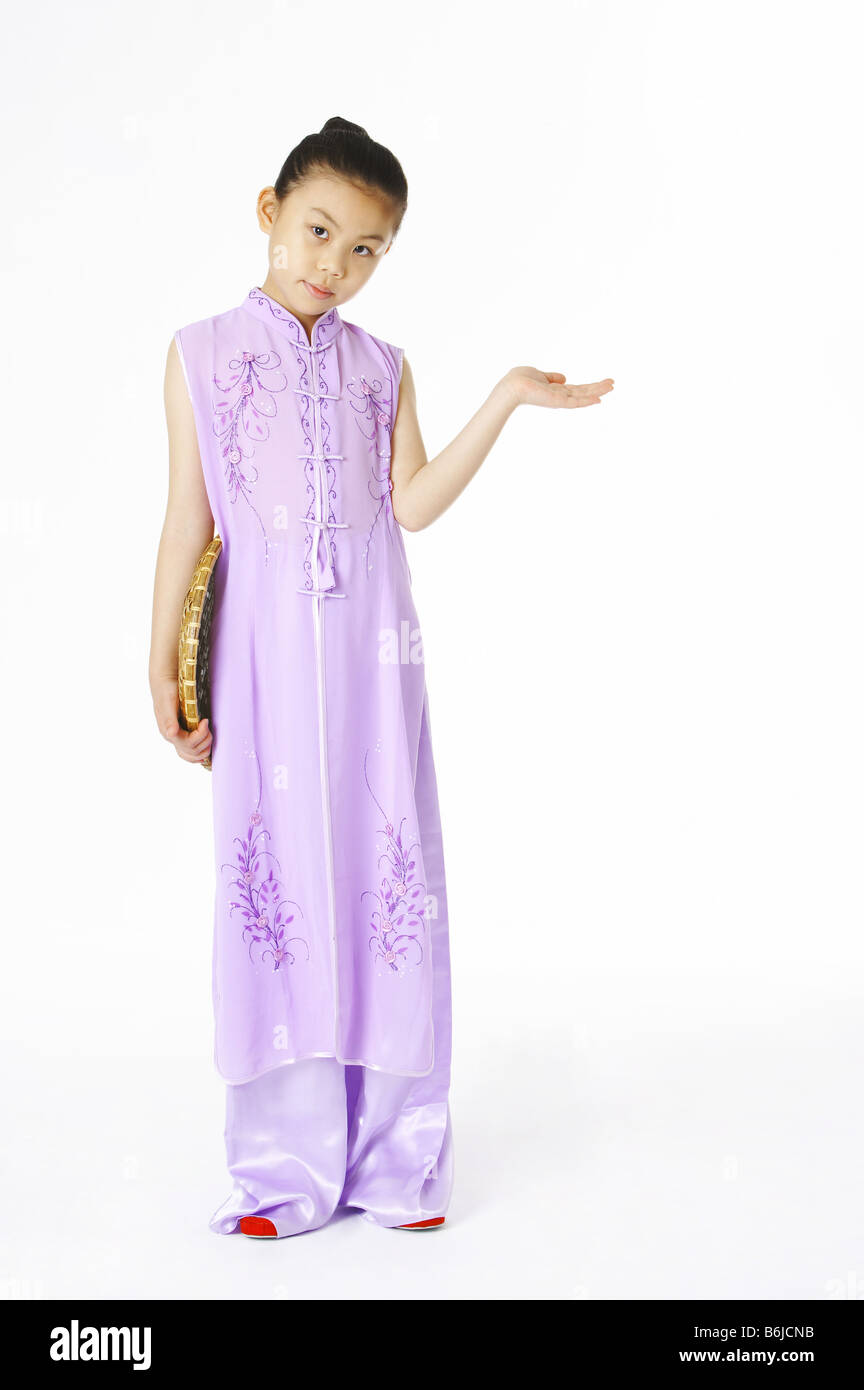 Ragazza in cinese tradizionale abito tenendo la paletta Foto Stock