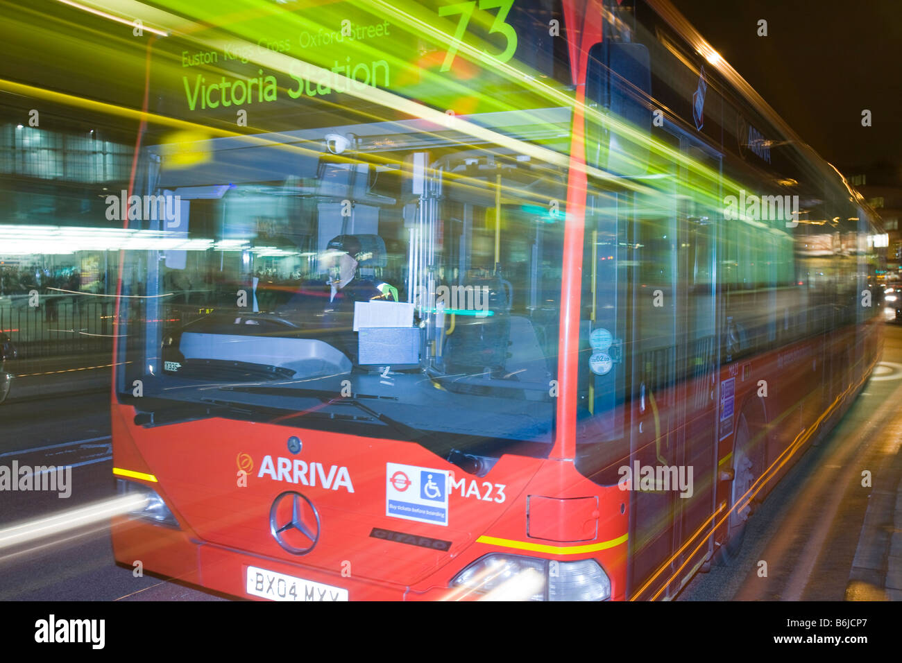 Un bus di Londra di notte al di fuori di Kings Cross London REGNO UNITO Foto Stock