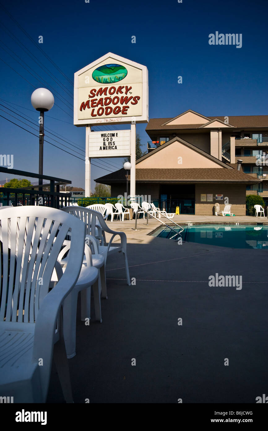 Un vuoto che la piscina presso un hotel di uso quotidiano in Pigeon Forge, Tennessee, Stati Uniti d'America con "God Bless America" su esso è segno di benvenuto. Foto Stock