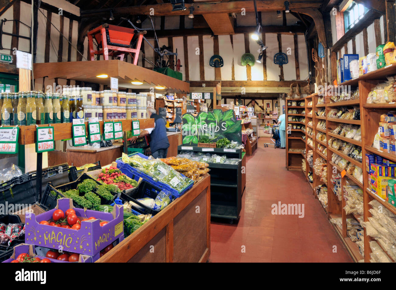 Calcott Hall azienda agricola 120 acri di terreno agricolo coltivato per fornire alcuni dei prodotti in questo vecchio edificio fienile a Brentwood Essex Inghilterra Regno Unito Foto Stock