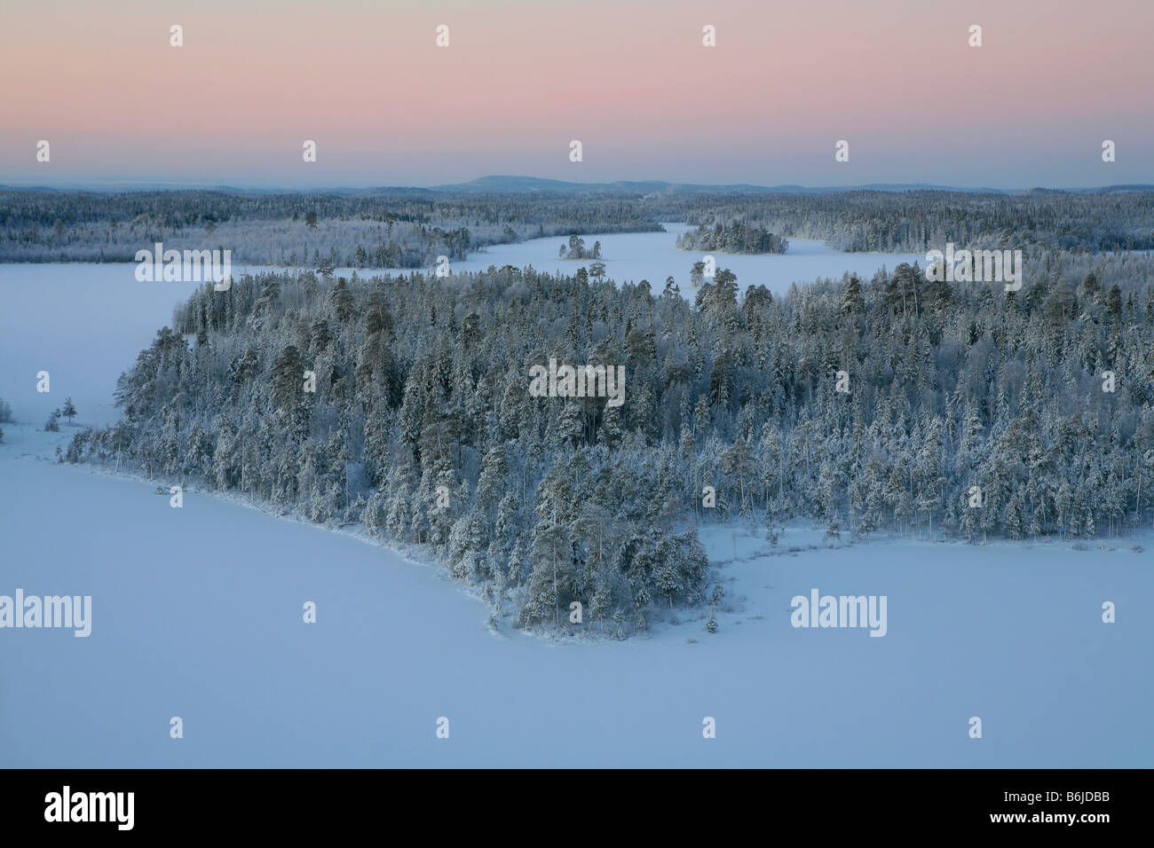 Vista panoramica di un lago ghiacciato in Chupa, Carelia, Russia Foto Stock