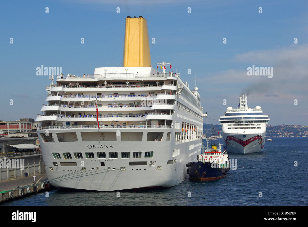 Istanbul la nave di crociera 'P&O Oriana" i passeggeri al dockside Istanbul Turchia con norvegese Gioiello al di là Foto Stock