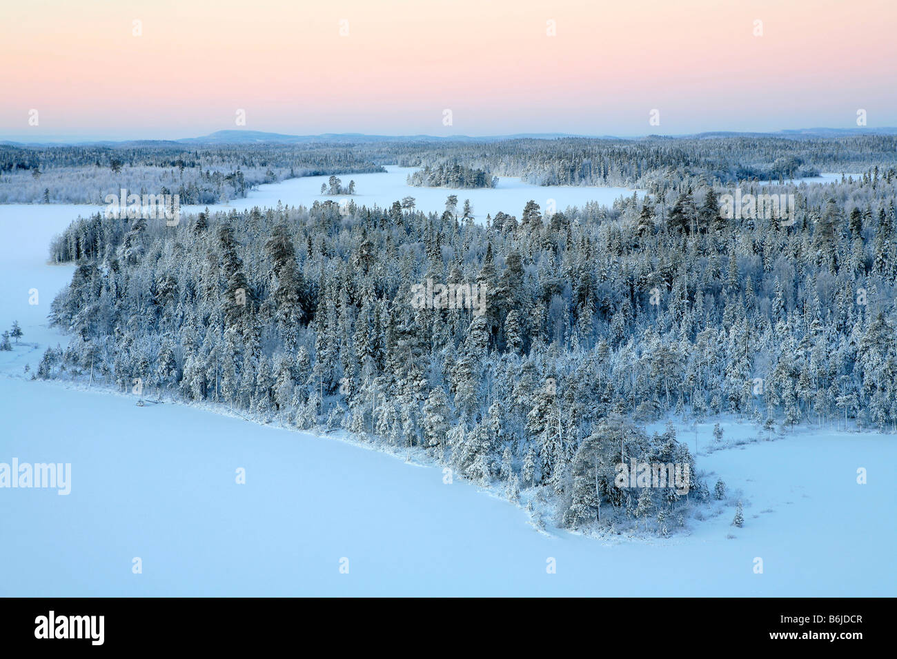 Vista panoramica di un lago ghiacciato in Chupa, Carelia, Russia Foto Stock