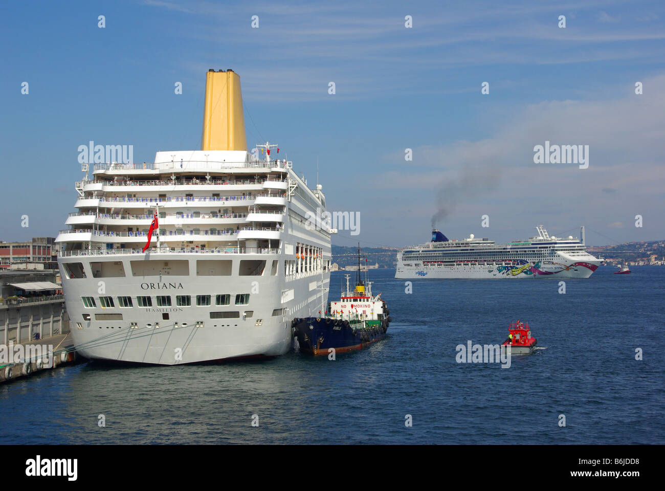Istanbul la nave di crociera 'P&O Oriana" i passeggeri al dockside Istanbul Turchia con il lancio di sicurezza & Norwegian Jewel oltre Foto Stock