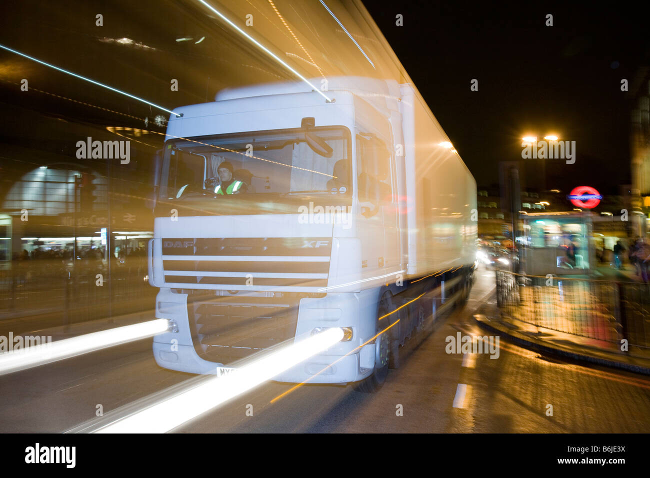 Un automezzo autocarro a notte fuori di Kings Cross London REGNO UNITO Foto Stock