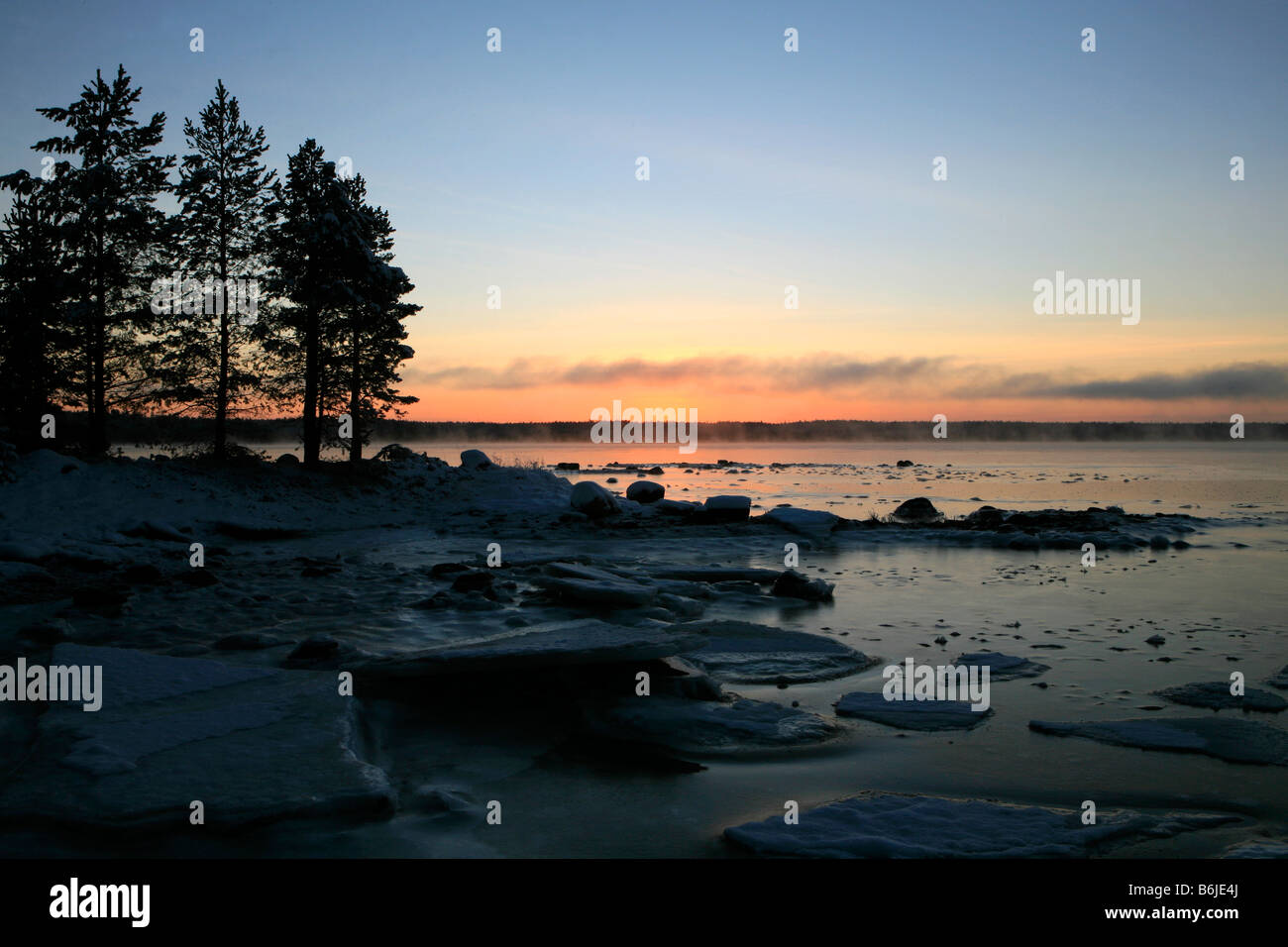 Tramonto sul mare bianco in Chupa, bianco di Carelia, Russia Foto Stock