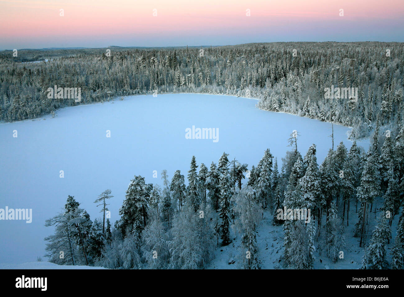Vista panoramica di un lago ghiacciato in Chupa, Carelia, Russia Foto Stock