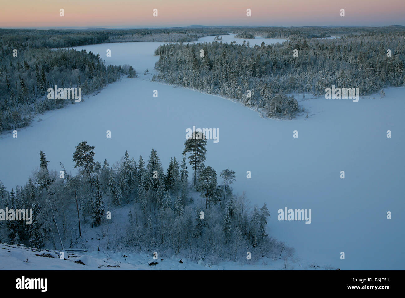 Vista panoramica di un lago ghiacciato in Chupa, Carelia, Russia Foto Stock