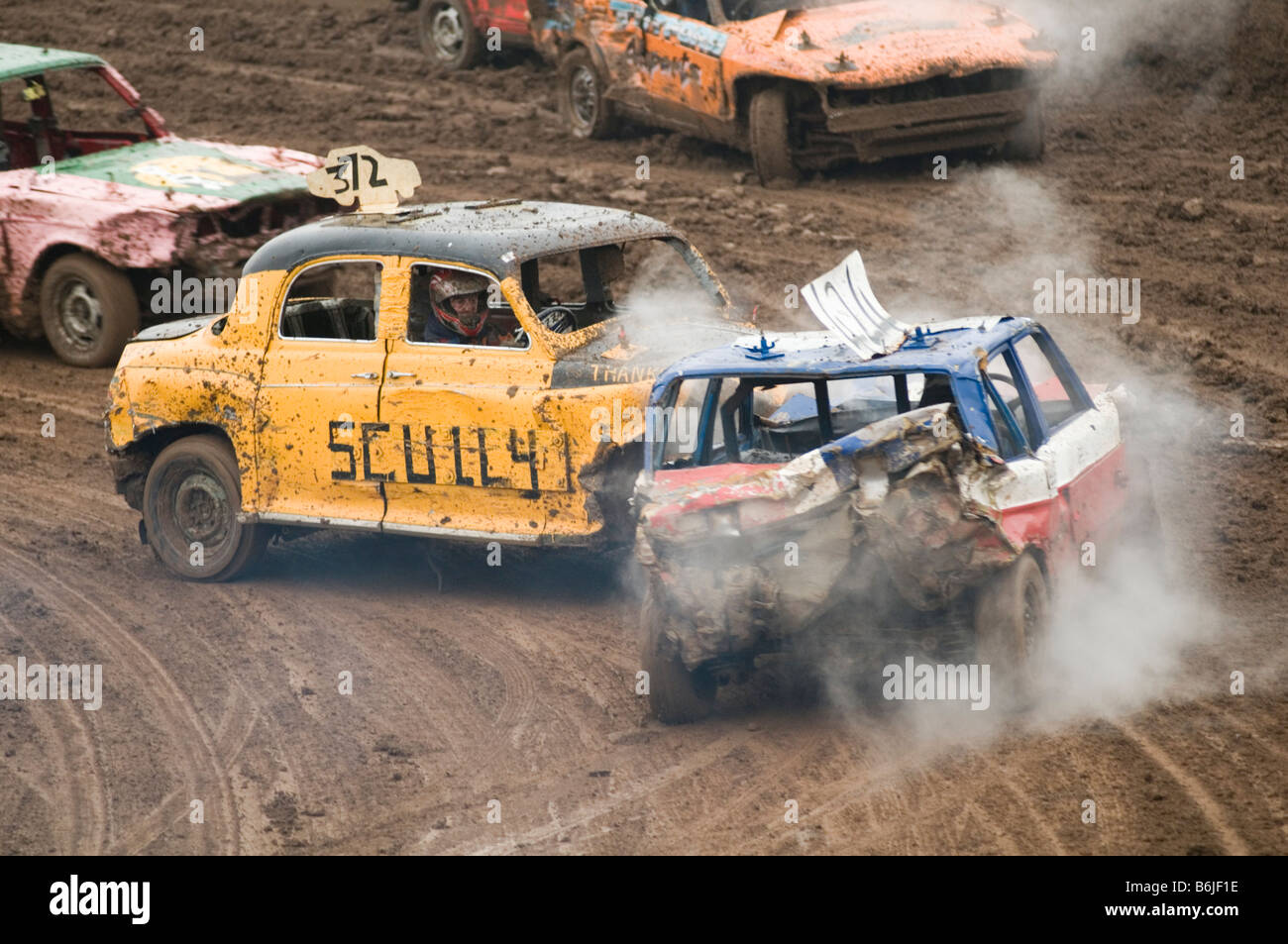 Banger racing Demolition derby distruzione crash car crash relitto wrecking collisione vapore oltre lasciando il riscaldamento del vapore acqueo via Foto Stock