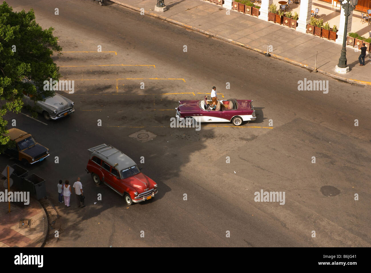 Guardando verso il basso sulle vetture americane, Parque Central, Havana, Cuba Foto Stock