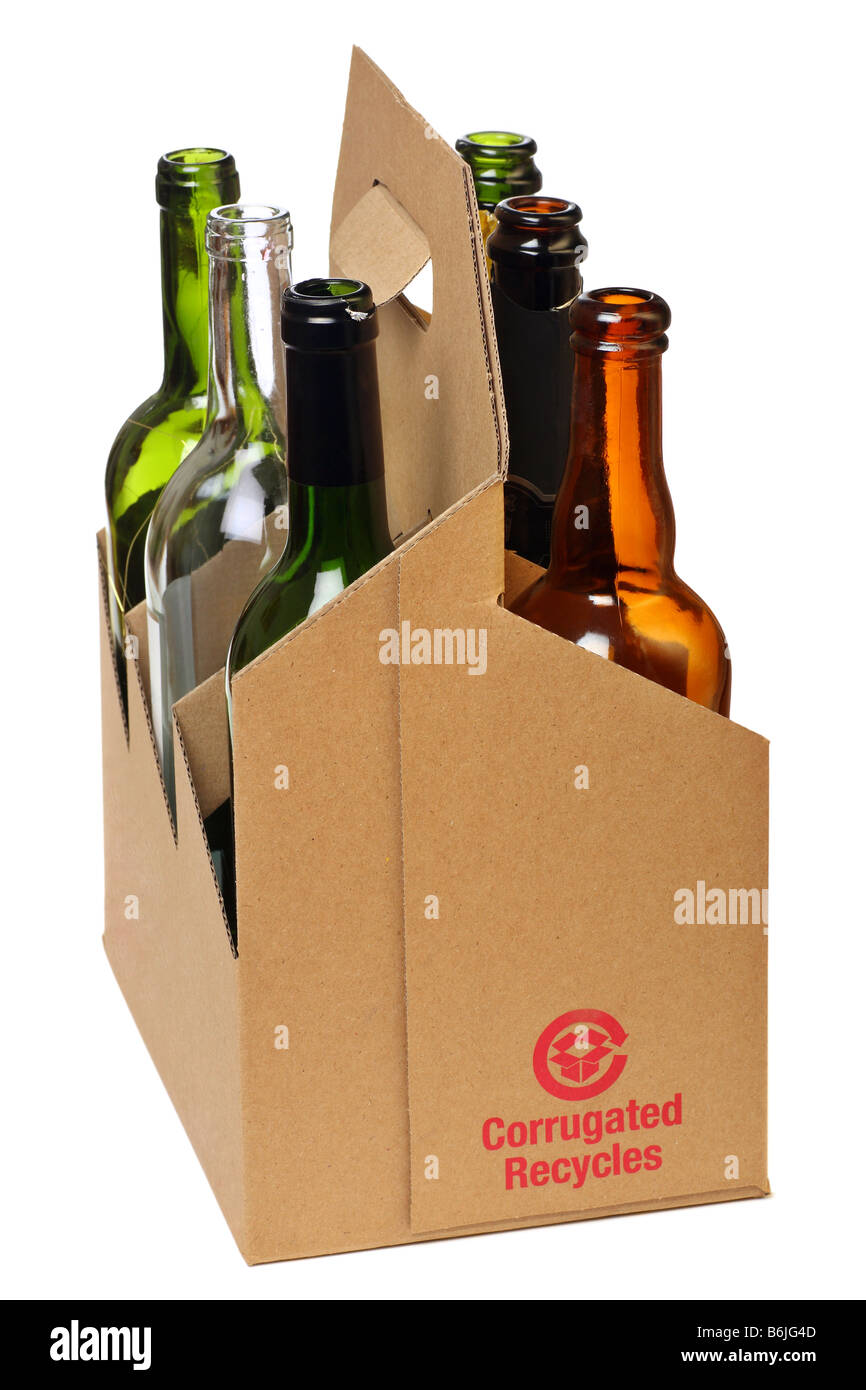 Il cartone ondulato porta bottiglie vuote con bottiglie di vetro Foto stock  - Alamy