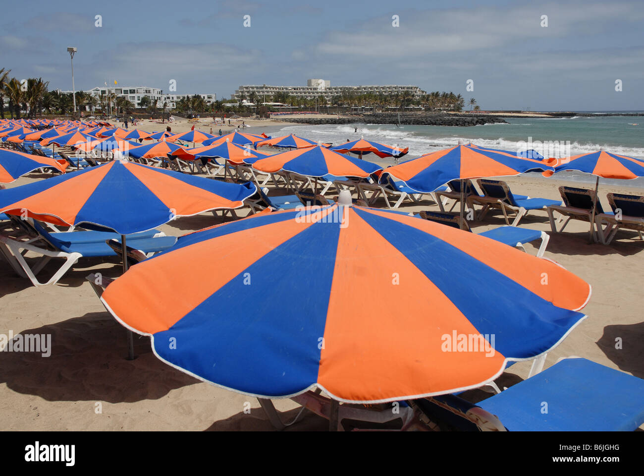 Ombrelloni sulla spiaggia Playa de las cucharas Costa Teguise Lanzarote Foto Stock