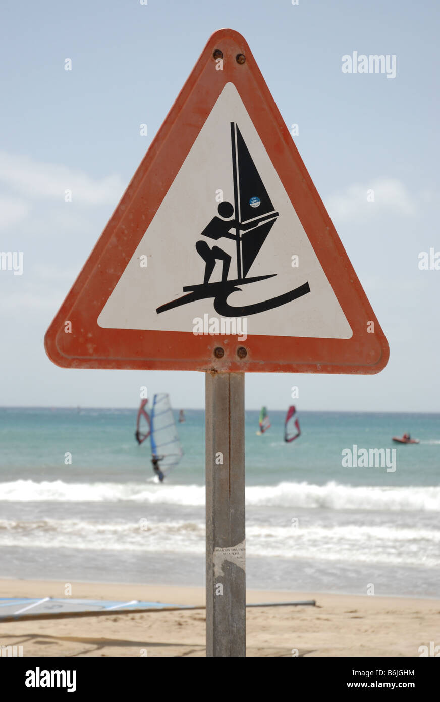 Un segno windsurfista su Playa de Las Cucharas, Costa Teguise Lanzarote. Il posto migliore a Lanzarote per imparare il windsurf. Foto Stock