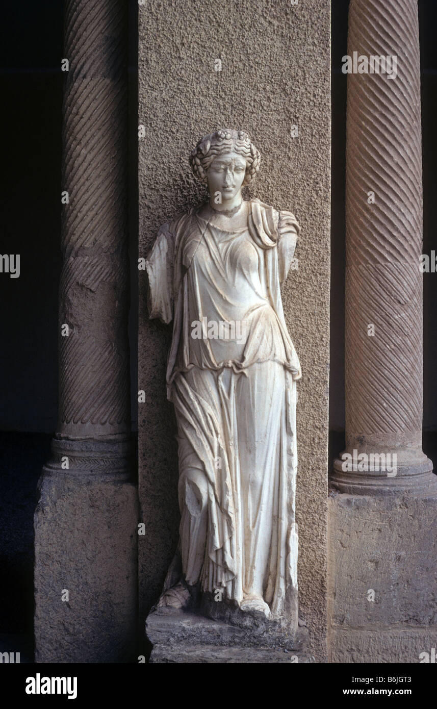 Statua in marmo della figura femminile a Roman Timgad Algeria Nord Africa un centro per il Patrimonio Mondiale dell'UNESCO Timgad sorge sul versante nord Foto Stock