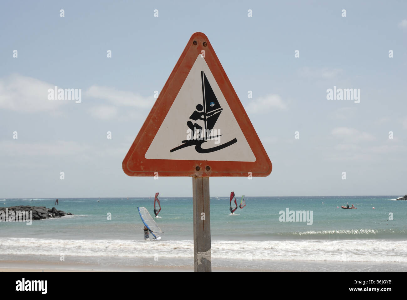 Un segno windsurfista su Playa de Las Cucharas, Costa Teguise Lanzarote. Il posto migliore a Lanzarote per imparare il windsurf. Foto Stock