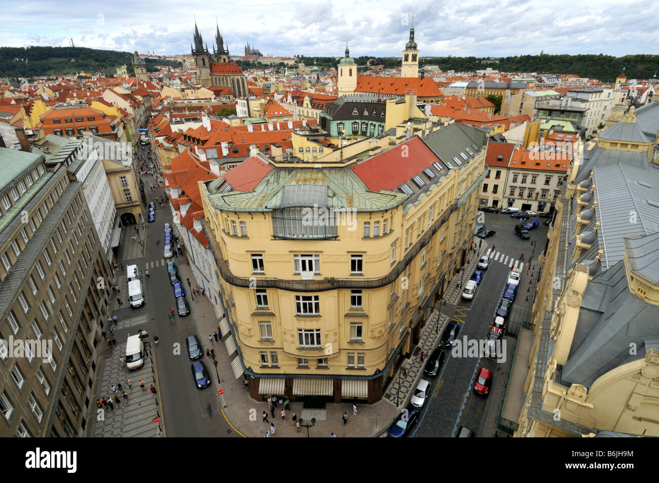 Prague Old Town vista verso ovest dalla polvere di porta verso il Vecchio Municipio Foto Stock