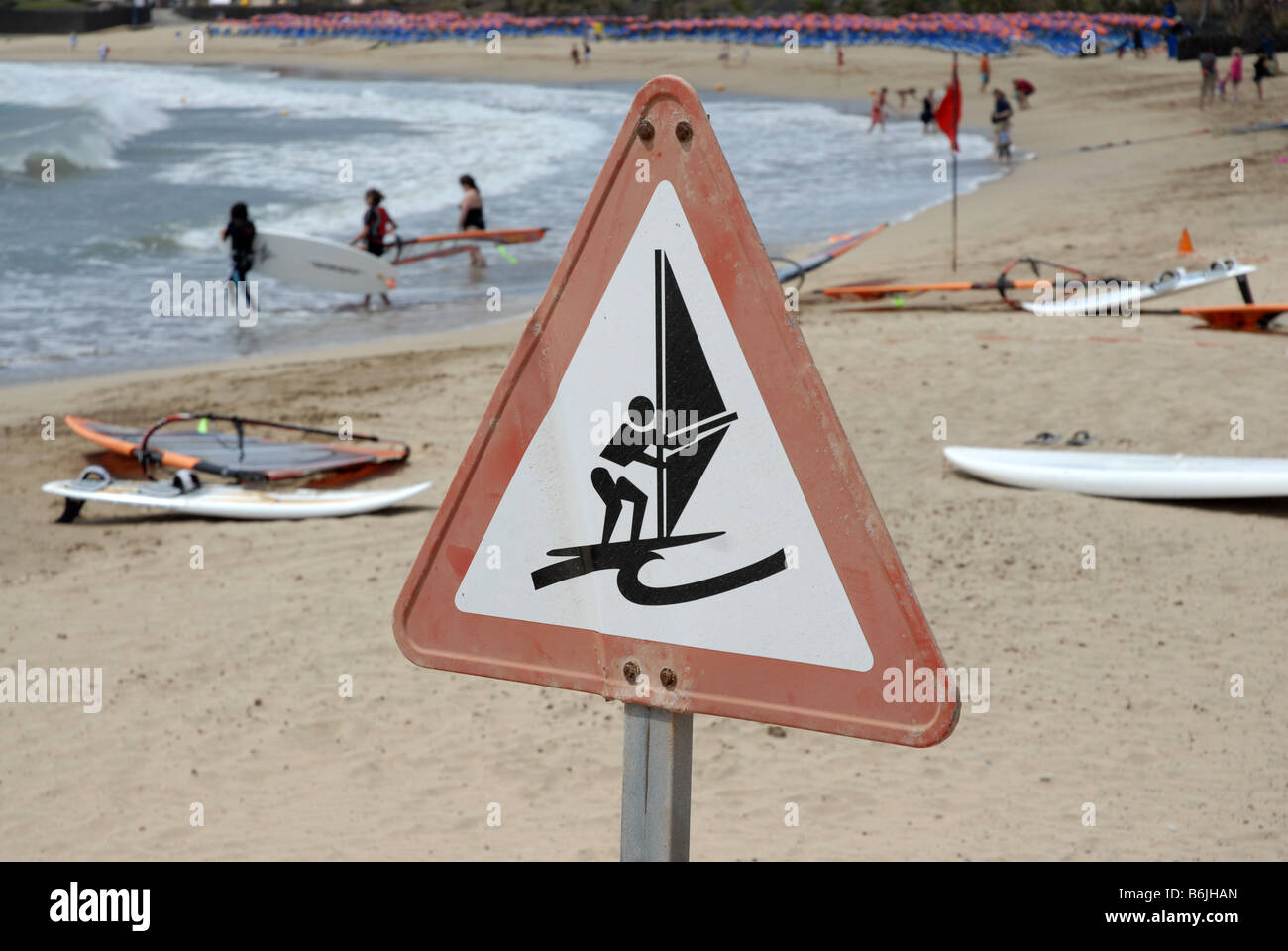 Un segno windsurfista su Playa de Las Cucharas, Costa Teguise Lanzarote. Foto Stock